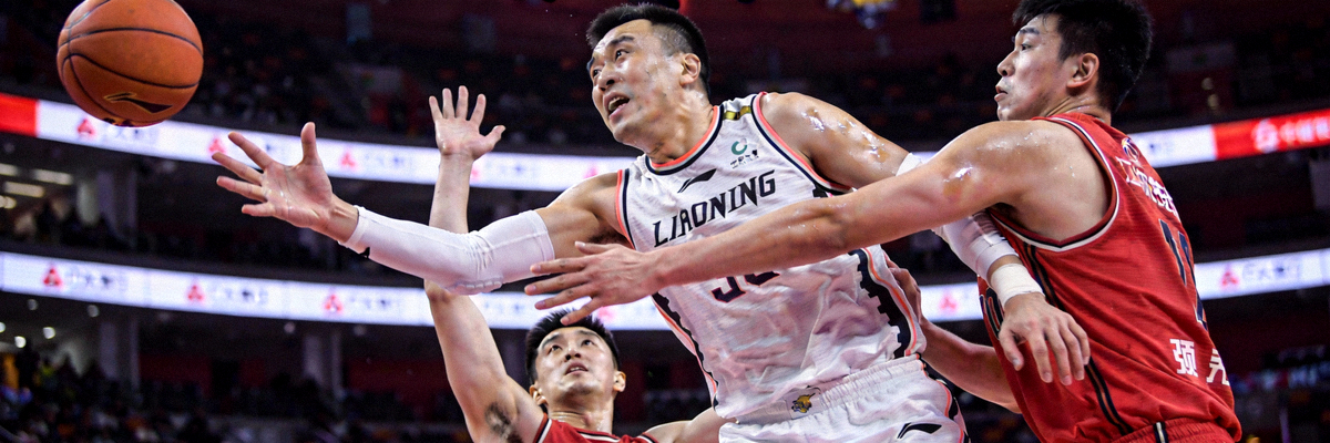 CBA辽宁队与广东队比赛中的激烈拼抢